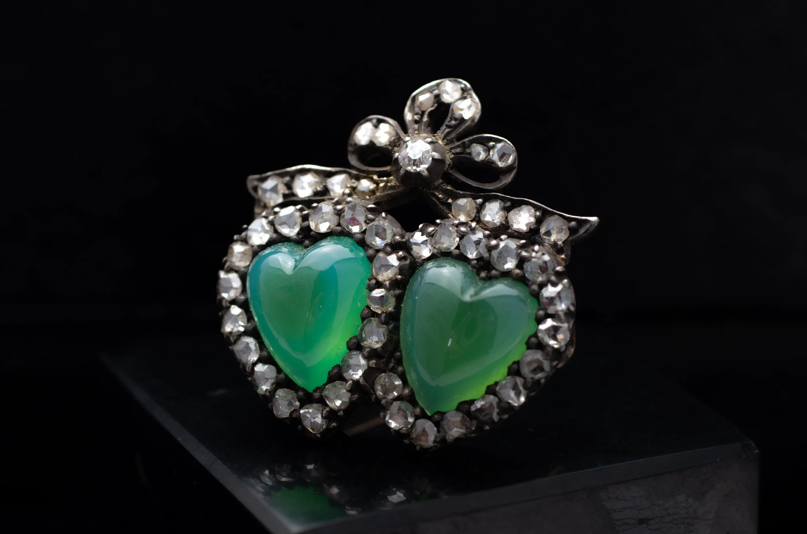 ANTIQUE CHRYSOPRASE AND ROSE CUT DIAMOND TWIN HEARTS BROOCH