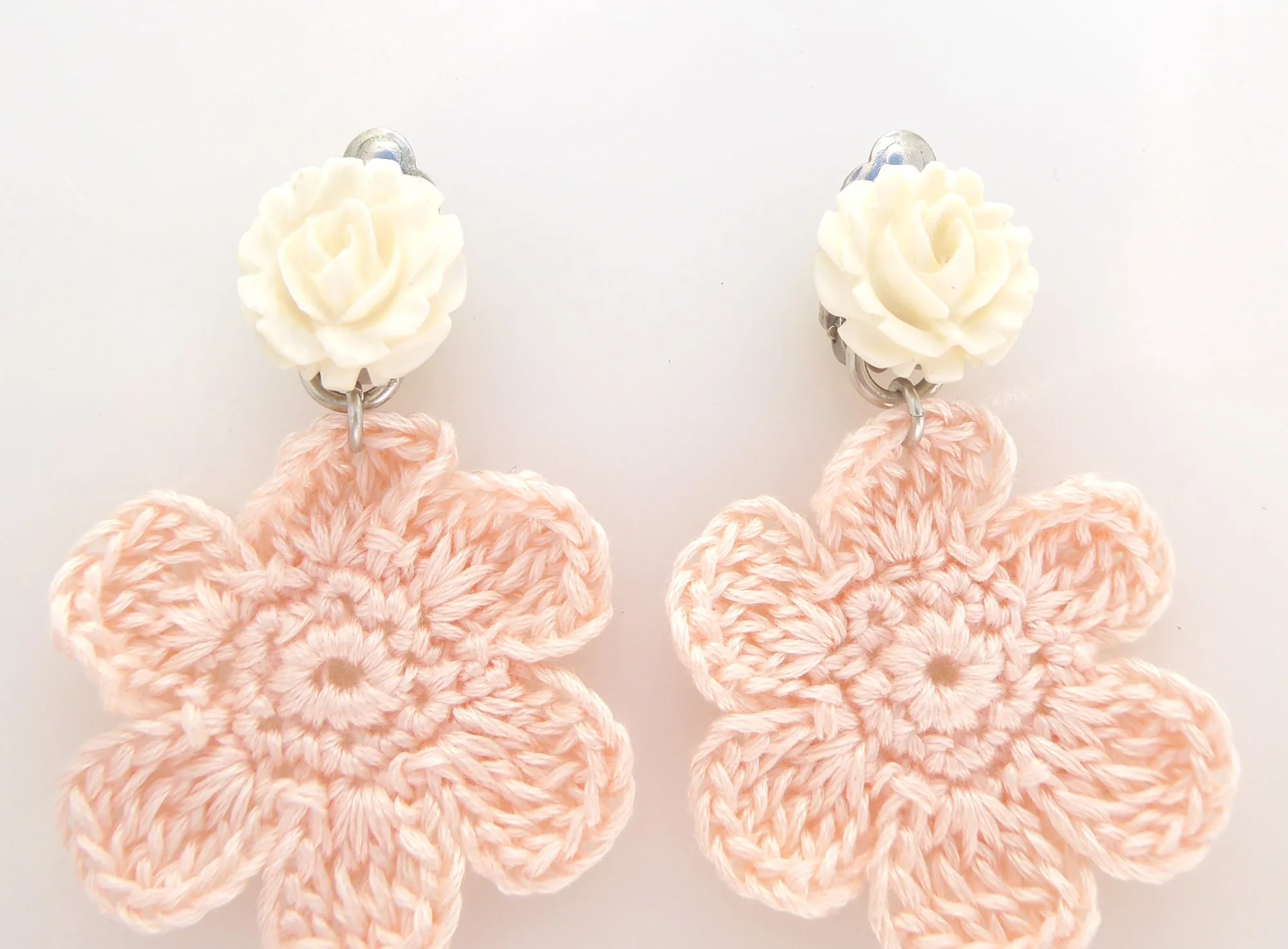 Light pink crochet flower earrings