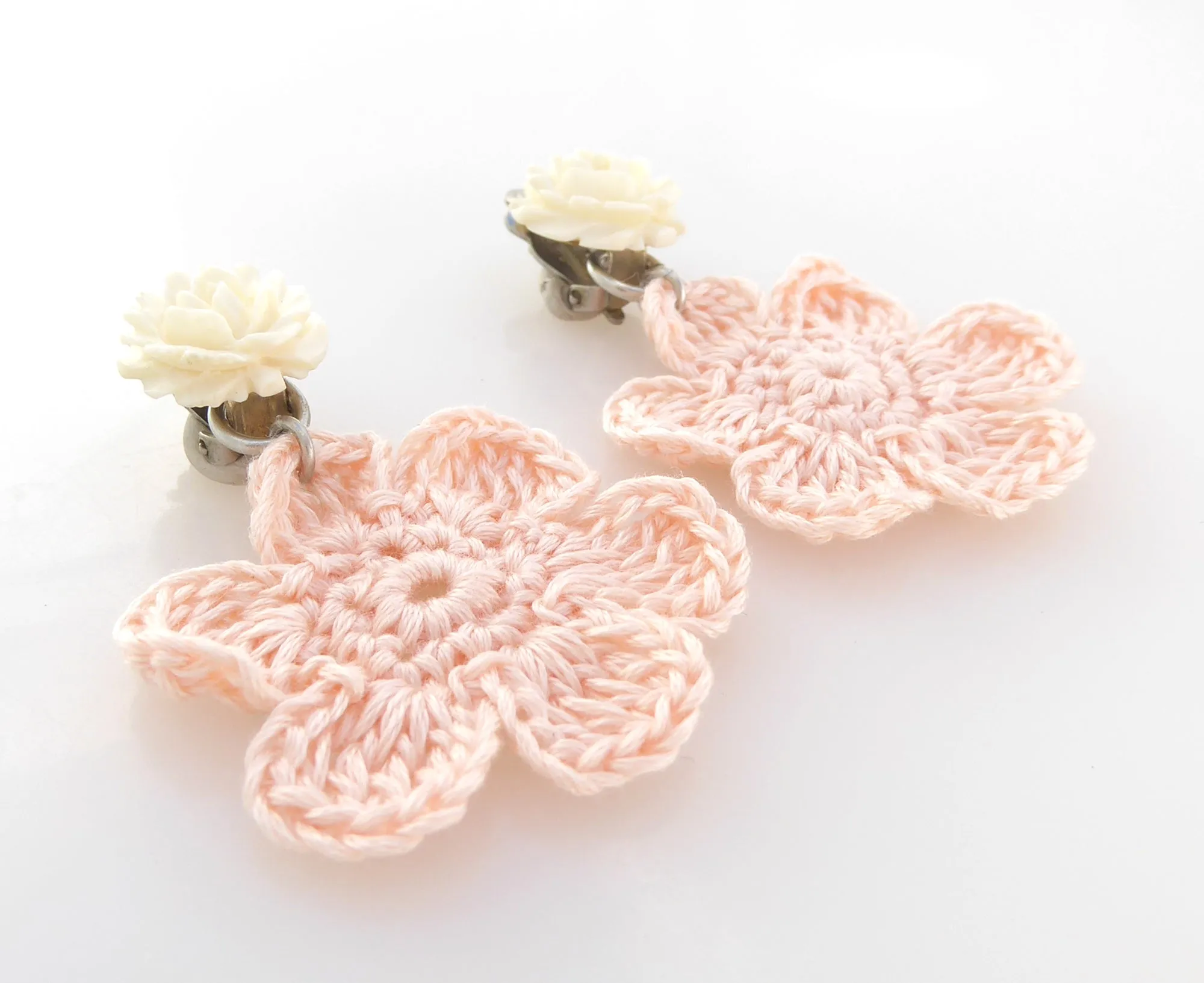 Light pink crochet flower earrings