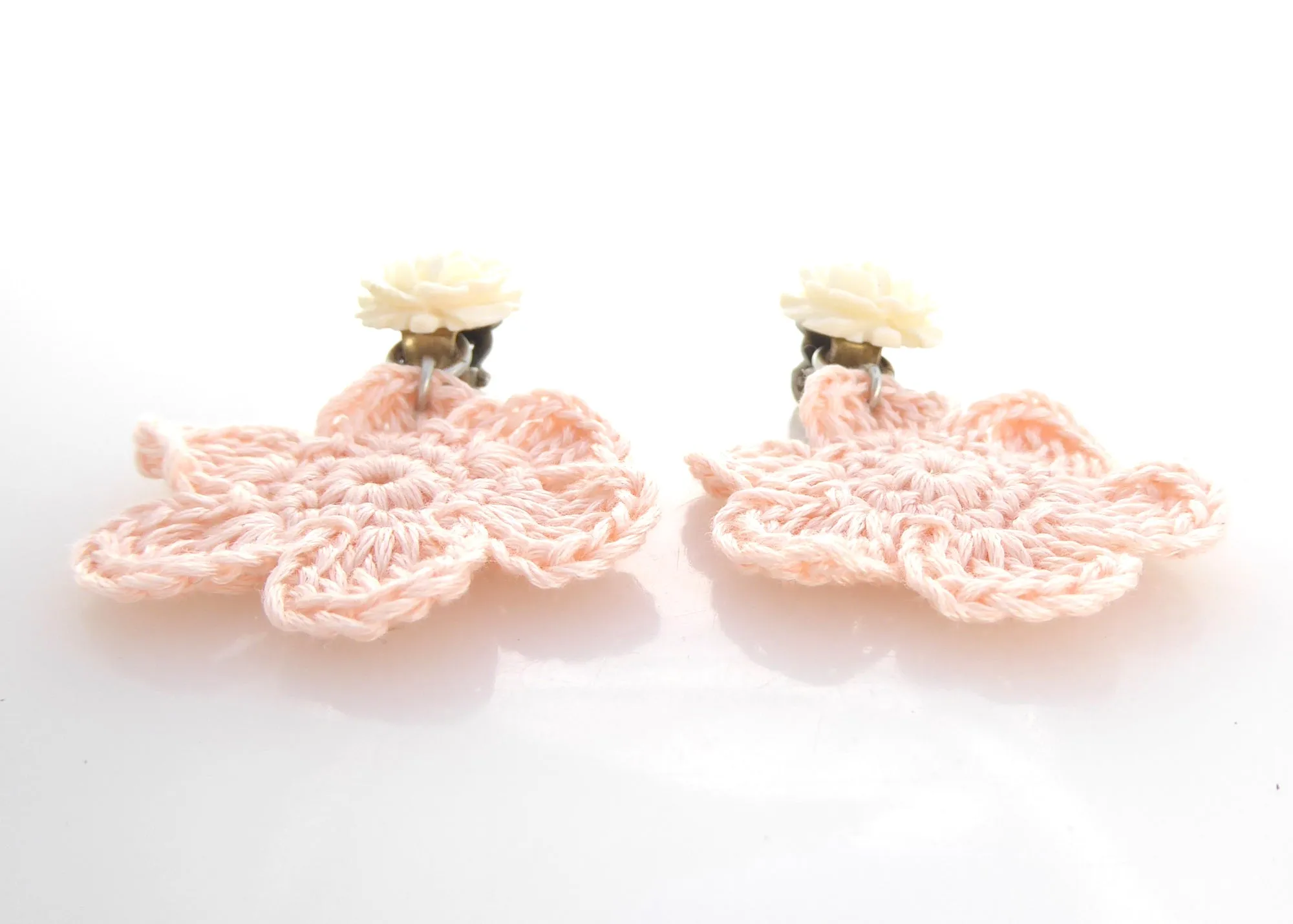 Light pink crochet flower earrings