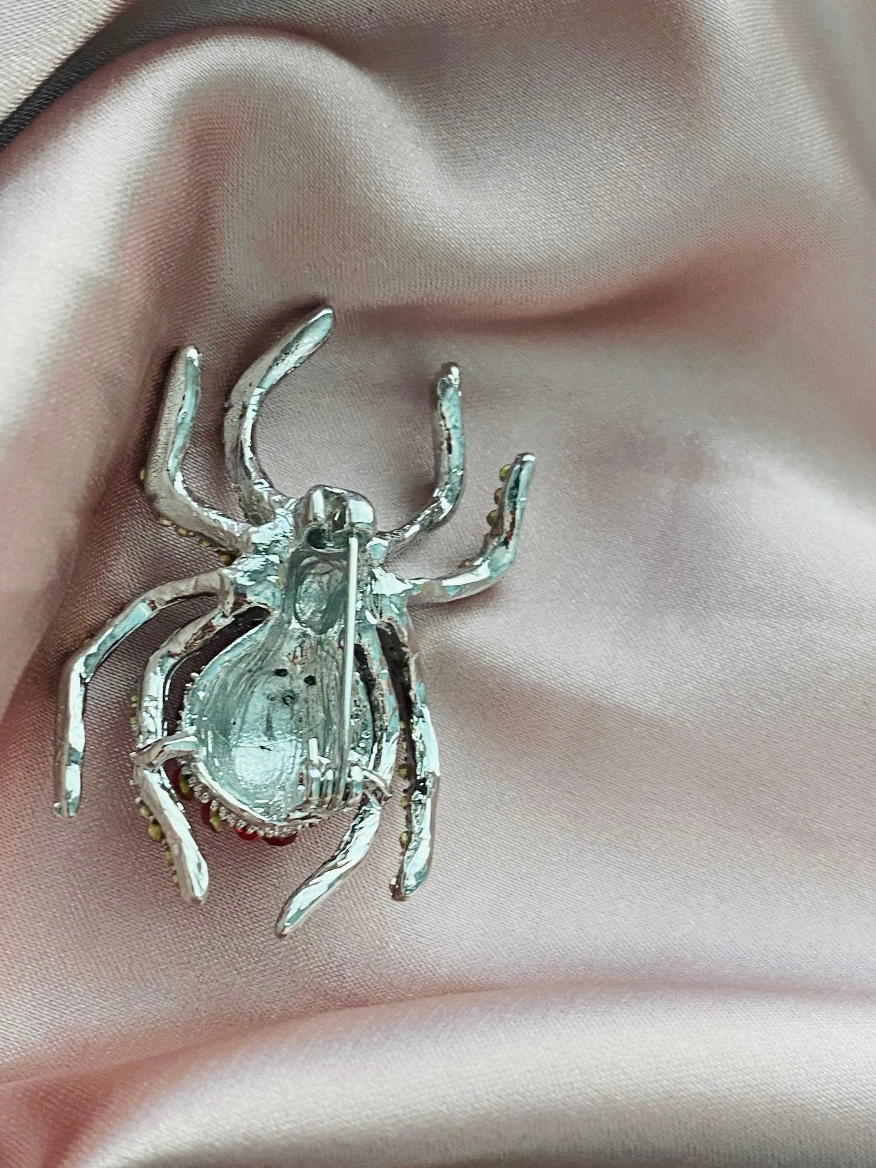 "Be mine!" Valentines Spider Brooch