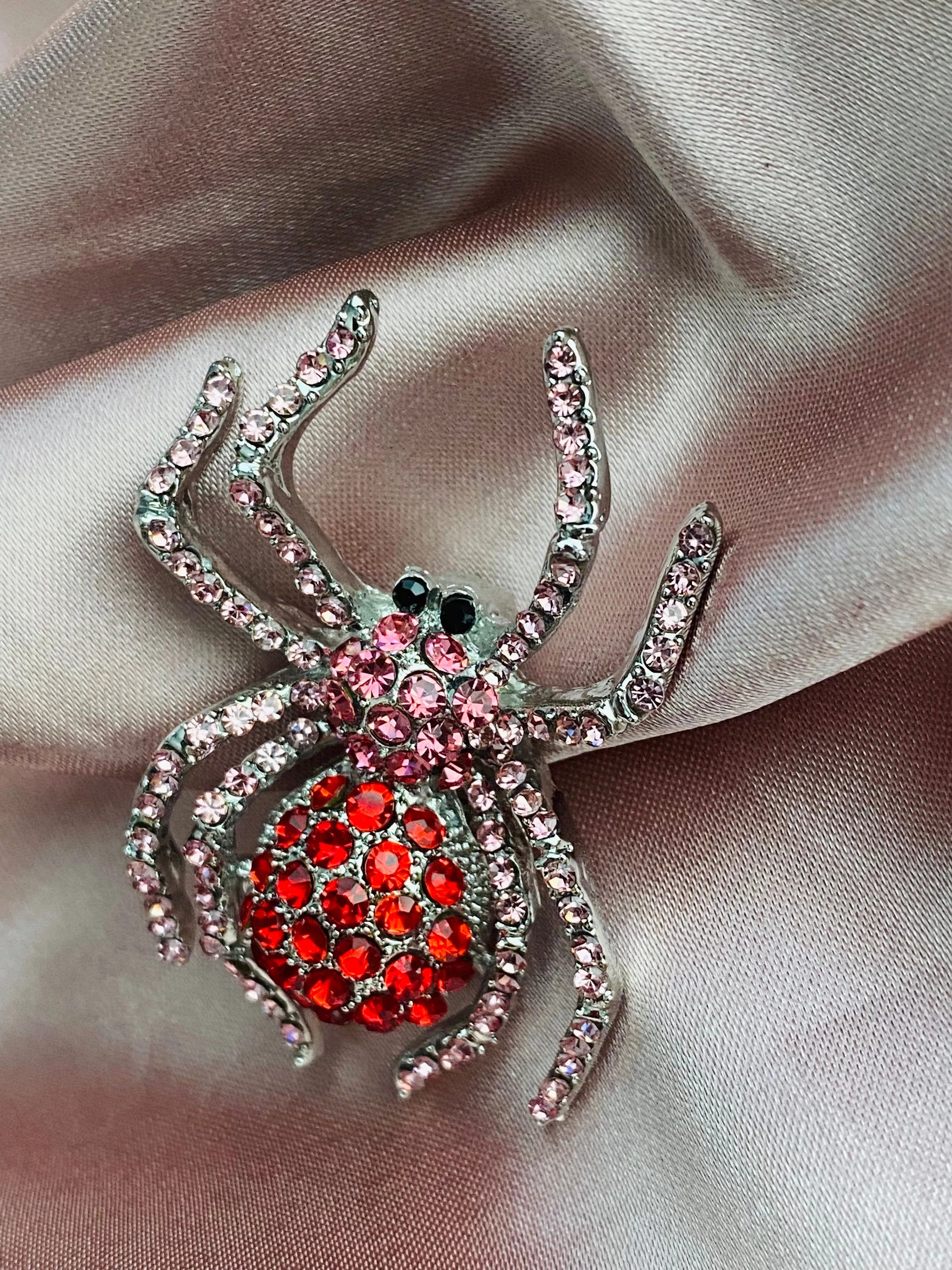 "Be mine!" Valentines Spider Brooch